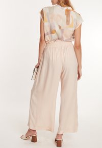 Cache Coeur PREGNANCY SAHEL - Stoffhose - sand