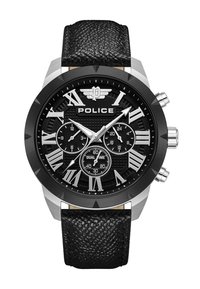 Melna teksturēta ādas siksniņa pulkstenis ar apaļu melnu ciparnīcu, sudraba akcentiem, romiešu cipariem un trim subciparnīcām divkāršai laika rādīšanai.