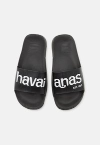 Infradito neri in gomma con una soletta strutturata. Presentano una fascia larga con la scritta "havaianas EST. 1962" in bold bianco.