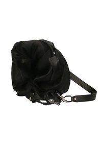 Borsa nera con corpo in tessuto morbido e dettagli in pelle, dotata di chiusura con cerniera, tracolla regolabile e forma non strutturata.