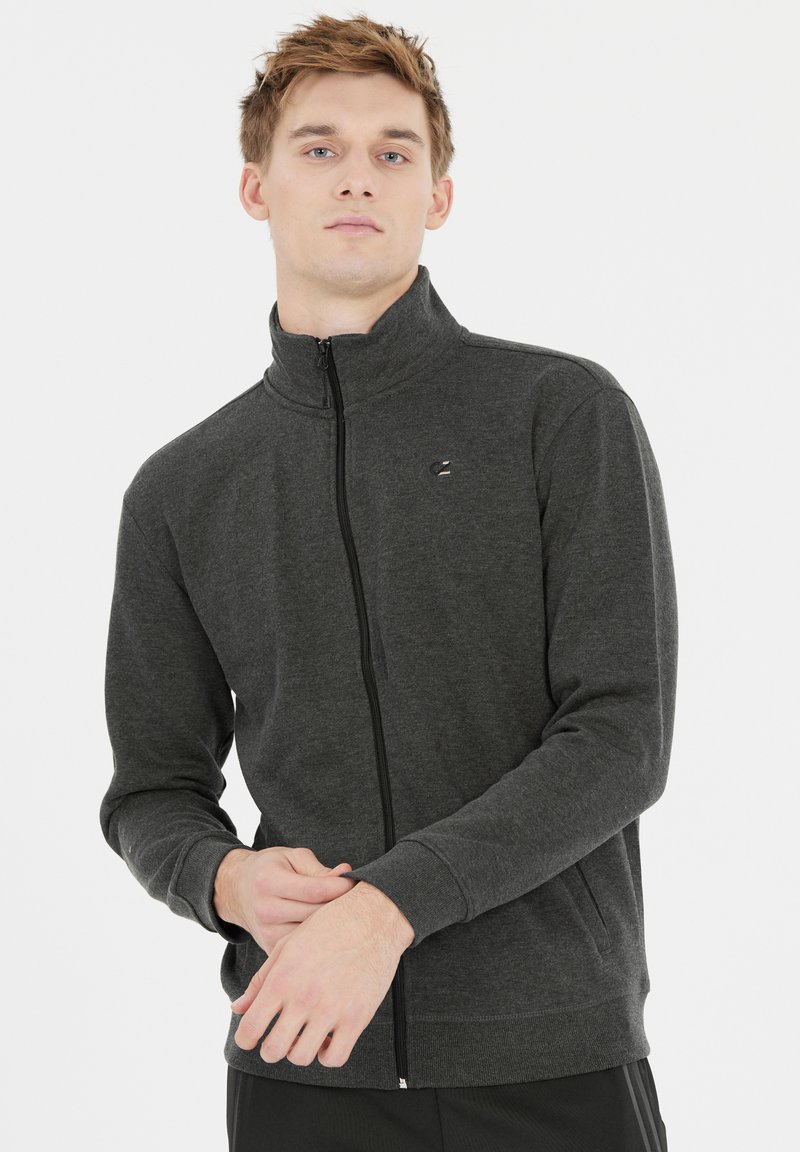 Mørkegrå zip-up sweatshirt med høj krave, lavet af et blødt materiale. Har et lille logo på brystet og ribbede manchetter.