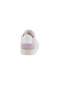 Scarpa in suede rosa con una linguetta bianca, texture liscia, design flat e suola in gomma. Stile semplice e moderno. Vista posteriore mostrata.