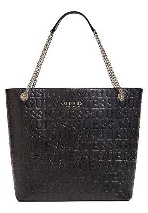 Zwarte leren Guess totebag met een reliëf van herhaalde "GUESS?" tekst, zilveren kettinghandvatten en een zilveren "GUESS Los Angeles" logo middenvoor.