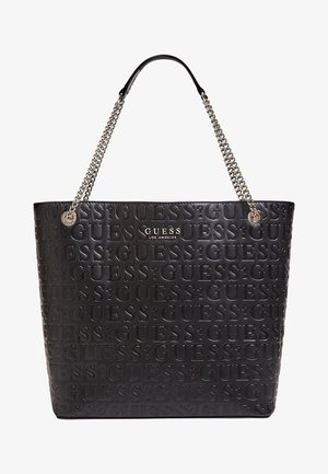 Schwarze Guess Tote-Tasche aus Leder mit geprägt wiederholtem „GUESS?“-Schriftzug, silbernen Kettenhenkeln und silbernem „GUESS Los Angeles“-Logo in der Mitte vorne.