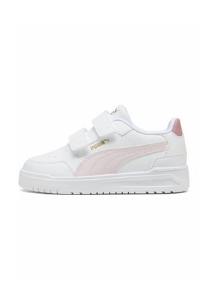 Hvid Puma-sneaker med pink stribe og hældetalje, to velcrolukninger og gyldent Puma-logo på siden og tungen.