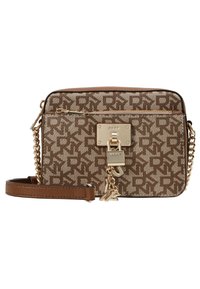 Hnědá křížová taška s vzorem, se zlatým zámkem, řetízkem a koženým popruhem, na textilu s podpisovým logem.