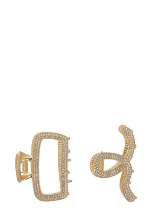 Clip per capelli dorati con strass trasparenti. Uno è rettangolare con una superficie liscia; l'altro ha un design intrecciato e texture.