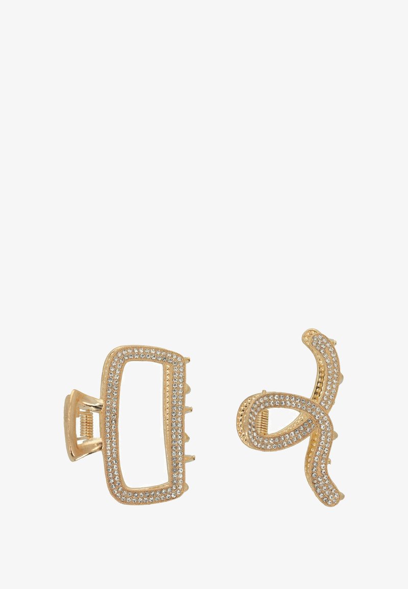 Clip per capelli dorati con strass trasparenti. Uno è rettangolare con una superficie liscia; l'altro ha un design intrecciato e texture.