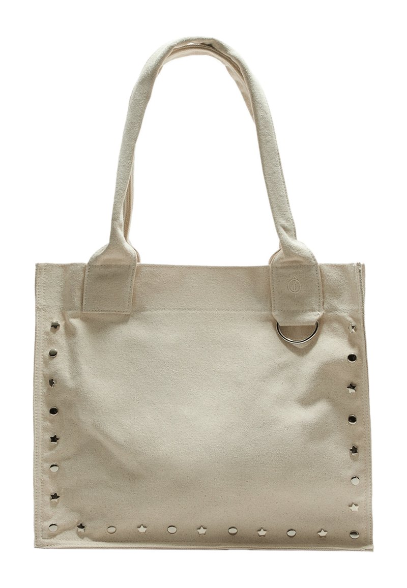 Beżowa torba tote z płótna z dwoma uchwytami, z metalicznymi gwiazdkami i okrągłymi wycięciami wzdłuż brzegów oraz szczegółem w postaci metalowego pierścienia.