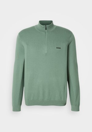 Světle zelený svetr s vysokým límcem a designem na půl zip. Obsahuje jemnou pletenou strukturu a černé logo "BOSS" na hrudi.