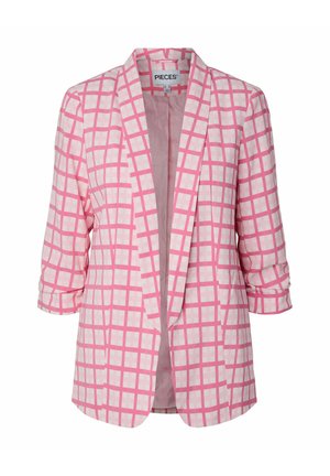 Blazer rose avec un motif à carreaux en rose clair et blanc. Il présente un col à revers cranté, des manches trois quarts et une coupe droite.