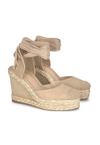 Sandales compensées en suede beige avec plateforme en jute tressé et capuchon orteil. Présente des brides en tissu enroulées et un dos en maille texturée.
