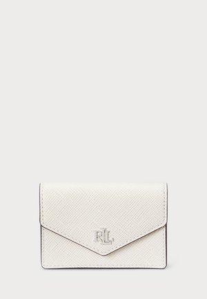 Bílý kožený držák karet s texturovaným povrchem, trojúhelníkovou klopou, kontrastním prošíváním a embosovaným logem na přední straně.