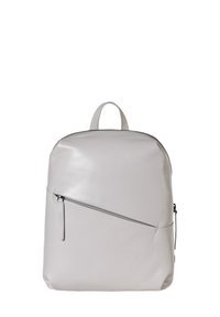 Zaino in pelle grigio chiaro con una superficie liscia, forma arrotondata, manico superiore e una tasca frontale con cerniera diagonale. Chiusura con cerniera sulla parte superiore.