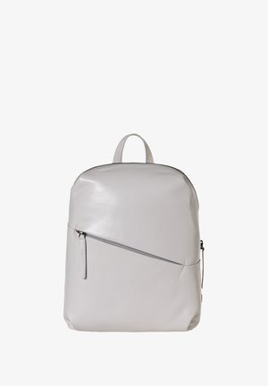 Zaino in pelle grigio chiaro con una superficie liscia, forma arrotondata, manico superiore e una tasca frontale con cerniera diagonale. Chiusura con cerniera sulla parte superiore.