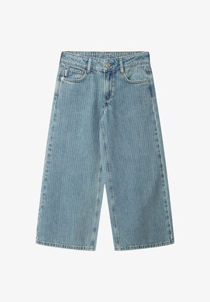 Pantalones cortos de mezclilla azul claro, hasta la rodilla, con un corte recto, cinco bolsillos y pasadores para cinturón; presenta costuras visibles y una textura sutil.