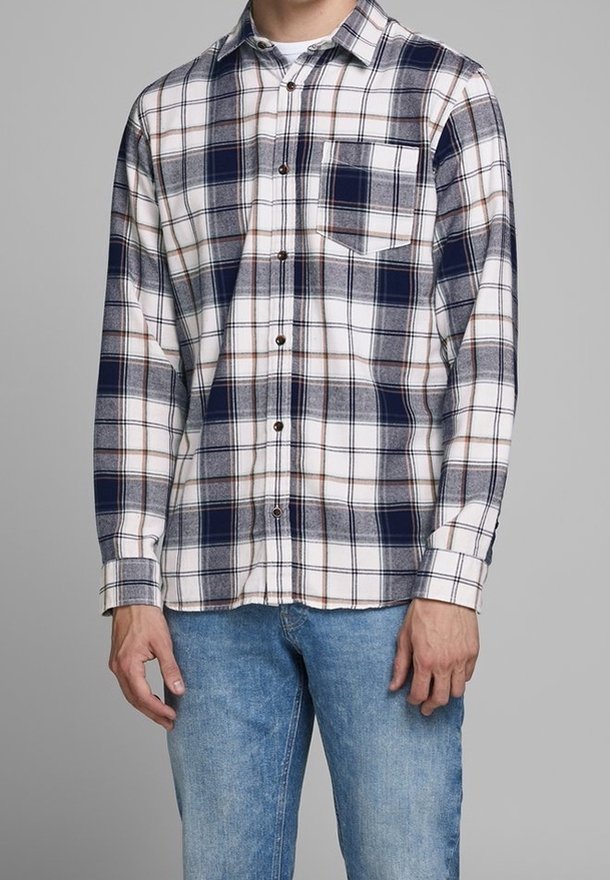 Heren overhemd met lange mouwen in ruitpatroon in marineblauw, wit en bruin. Voorzien van knoopsluiting, een enkele borstzak, zacht katoen en een relaxte pasvorm.