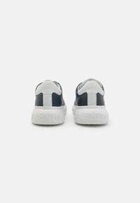 Witte en marineblauwe sportschoenen met een soepel leren bovenwerk, een gevoerde kraag en een gestructureerde witte zool met "VALENTINO"-branding.
