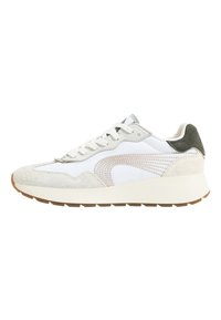 Sneaker atletica bianca con accenti in suede e mesh. Presenta una sovrapposizione testurizzata, dettagli beige e una suola in gomma marrone chiaro.