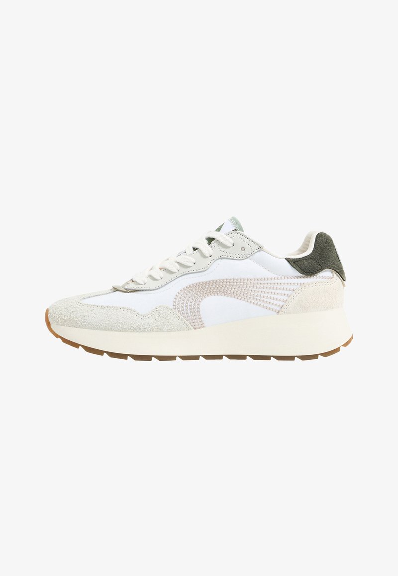 Weißer Sportsneaker mit Akzenten aus Wildleder und Mesh. Besitzt eine strukturierte Überlagerung, beige Details und eine hellbraune Gummisohle.
