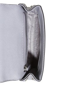 Interiér šedé syntetické kožené kabelky s kapsou na zip a texturovaným podšívkovým materiálem, s doplňky ve stříbrném tónu a strukturovaným designem.