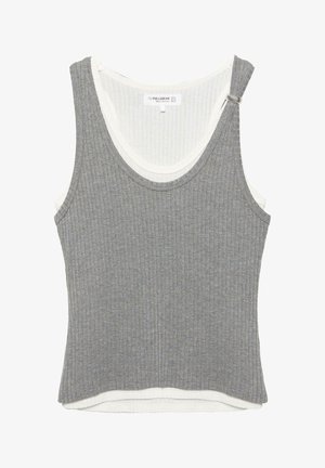 Maiou gri cu dungi, purtat peste un maiou alb, cu cataramă reglabilă pe breteaua dreaptă, stil casual.