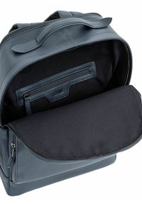 Ciemnoniebieski skórzany plecak z główną komorą na zamek błyskawiczny, wyposażony w miękką czarną podszewkę i małą kieszonkę na zamek wewnątrz.