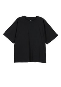 Czarna, oversize koszulka z krótkim rękawem wykonana z bawełny, z okrągłym dekoltem i luźnym krojem, bez widocznych wzorów ani akcentów.