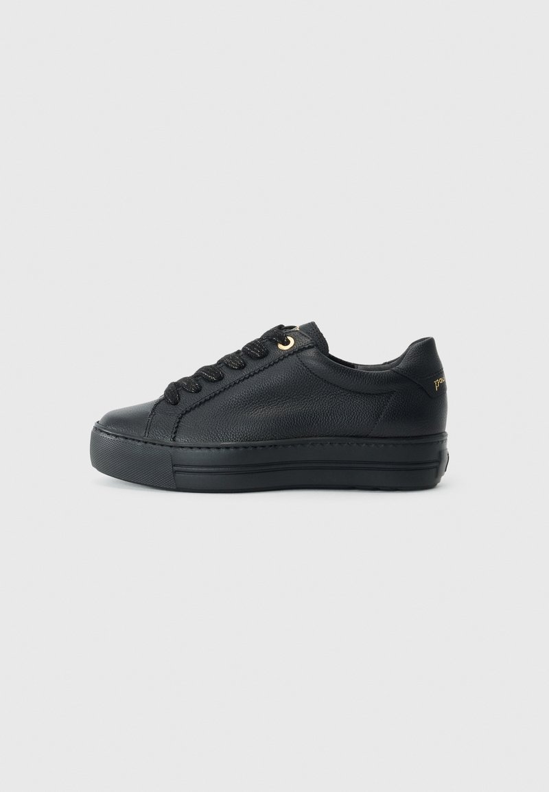 Basket basse noire en cuir texturé, dotée d'une semelle en caoutchouc, de lacets noirs et d'un accent doré sur le côté.