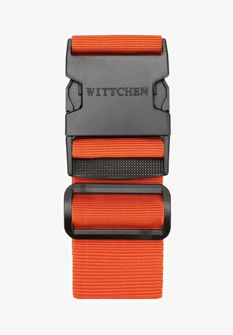 Cinturón de nailon naranja con una hebilla de plástico negra. Presenta una superficie texturizada y una hebilla deslizante para ajustar el tamaño. Logo de WITTCHEN visible.