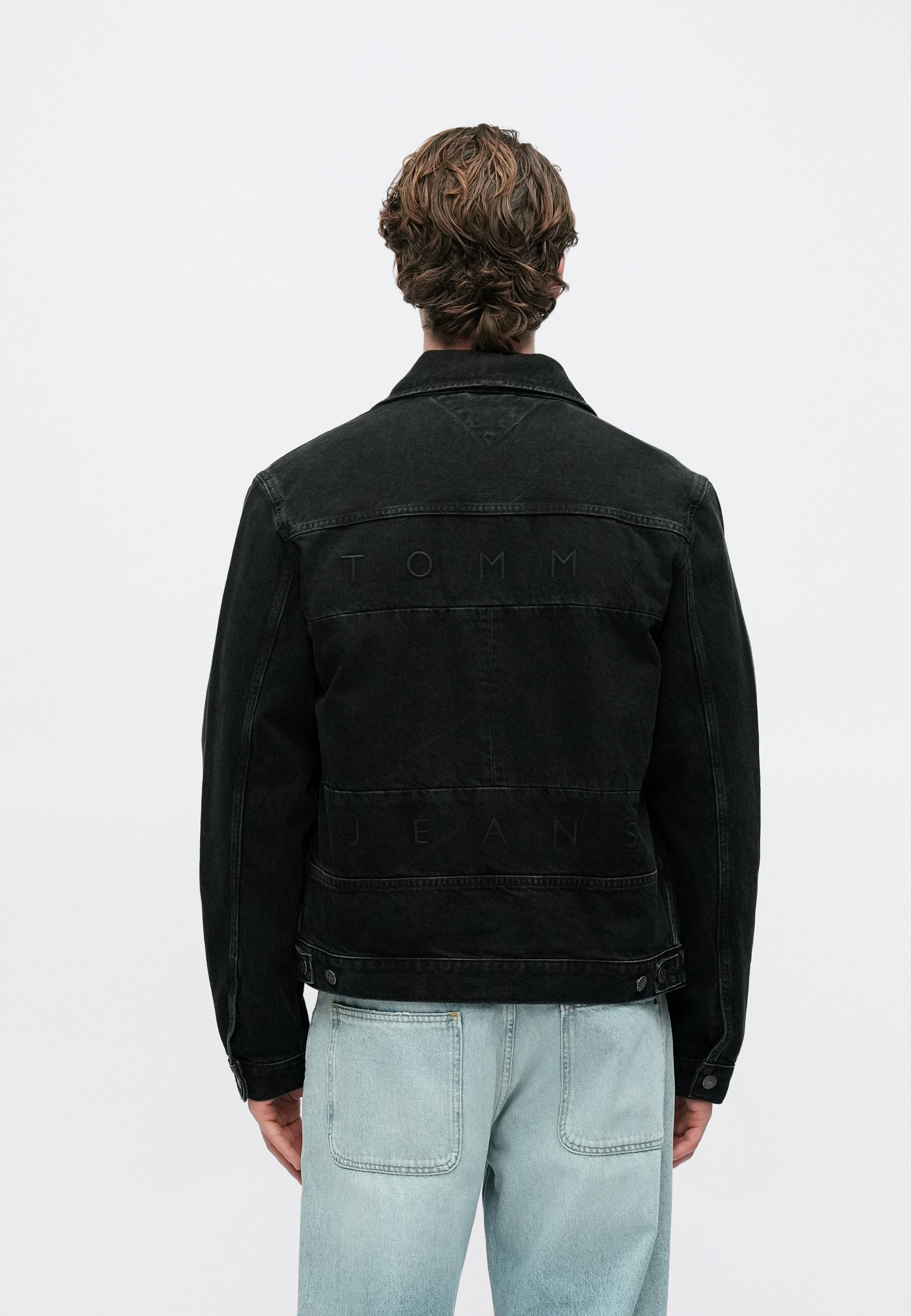 Tommy Jeans RYAN BACK LOGO DENIM TRUCKER JACKET - Denim jacket