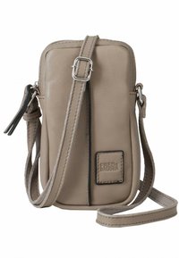 Beige läderväska med korsrem i rektangulär form, justerbar rem, blixtlås och en texturerad logopatch. Diskreta sömmar.