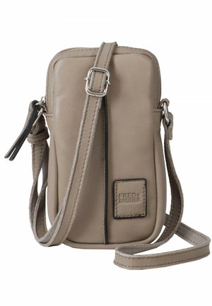 Sac en cuir beige en bandoulière, de forme rectangulaire, avec une bandoulière réglable, une fermeture éclair et une étiquette logo texturée. Détails de couture subtils.