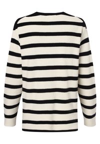 Pull en tricot avec des rayures horizontales noires et crème, un col rond et des manches longues, offrant une coupe décontractée et une texture douce.