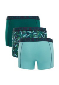 Tri pari moških boksaric: en par v temno zeleni barvi, en z vzorcem zelenega lista in en v svetlo teal barvi, vsake z mornarsko modrim pasom.