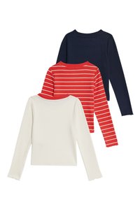 Drie overhemden met lange mouwen: één effen marineblauw, één rood met witte strepen en één effen wit. Ze hebben allemaal een ronde halslijn en zijn gemaakt van zachte stof.