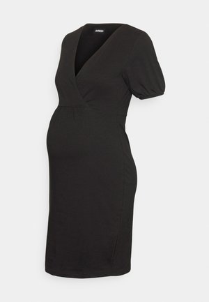 Vestido de maternidade preto até aos joelhos com decote em V, cintura franzida e mangas curtas em balão sobre fundo liso.