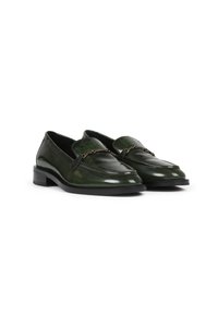 Zelené lakované loafers s hladkým povrchem, zdobené dekorativním zlatým řetízkem a nízkým blokovým podpatkem.