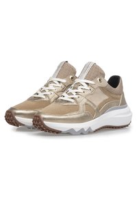 Scarpe da ginnastica color oro con tomaia in rete, dettagli testurizzati, lacci bianchi e una suola bianca chunky con un motivo a zigzag.