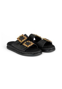 Zwarte gevlochten sandalen met twee grote vierkante gouden gespen, gestructureerde banden en een stevige zwarte zool. Geschikt voor casual draag.