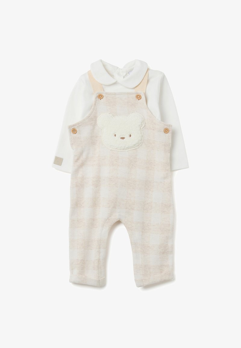 Beige karierte Babyschlafanzüge mit einem flauschigen Bärenpatch auf der Vorderseite, ausgestattet mit Holzknöpfen und einem weißen Langarmshirt darunter.