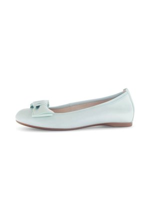 Helle blaue Ballerinas aus Leder, mit einer Schleifendetail an der Zehe und einer flachen, beigen Sohle. Glatte Textur mit abgerundeter Form.