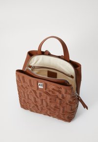 Borsa a mano in pelle marrone con motivo a logo in rilievo, chiusura con zip e fodera in tessuto. Presenta due manici e tasche interne.