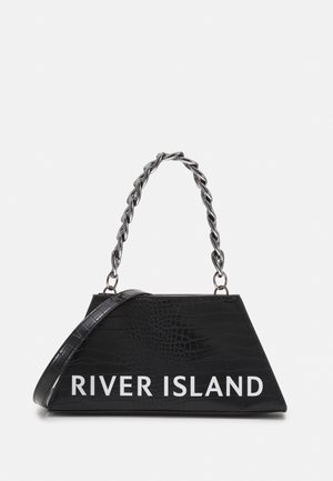 Borsa trapezio nera con texture a coccodrillo, manico a catena intrecciata argento, tracolla rimovibile e grande logo bianco "RIVER ISLAND".