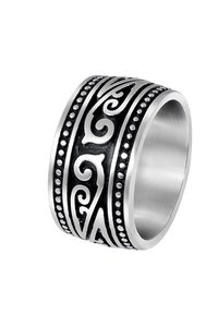 Zilveren ring met een brede band, intrigerende zwarte patroonversiering en kleine zilveren accenten langs de randen. Glad binnenoppervlak.