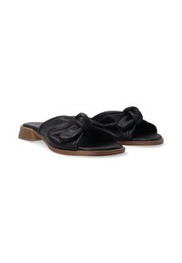 Zwarte leren slide sandalen met een geknoopte frontdesign, open teen en een lage bruine houten hak. Glad textuur met minimale details.