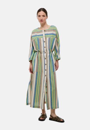 Robes longues en lin rayées avec des boutons sur le devant, présentant des rayures vertes, bleues et oranges. Comprend deux poches avant et une taille avec cordon de serrage.