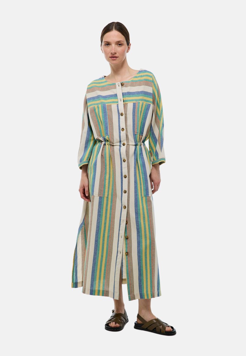 Robes longues en lin rayées avec des boutons sur le devant, présentant des rayures vertes, bleues et oranges. Comprend deux poches avant et une taille avec cordon de serrage.