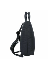 Mochila negra de nailon con una textura suave, forma redondeada, correas ajustables y dos asas en la parte superior. Presenta detalles de diseño minimalistas.