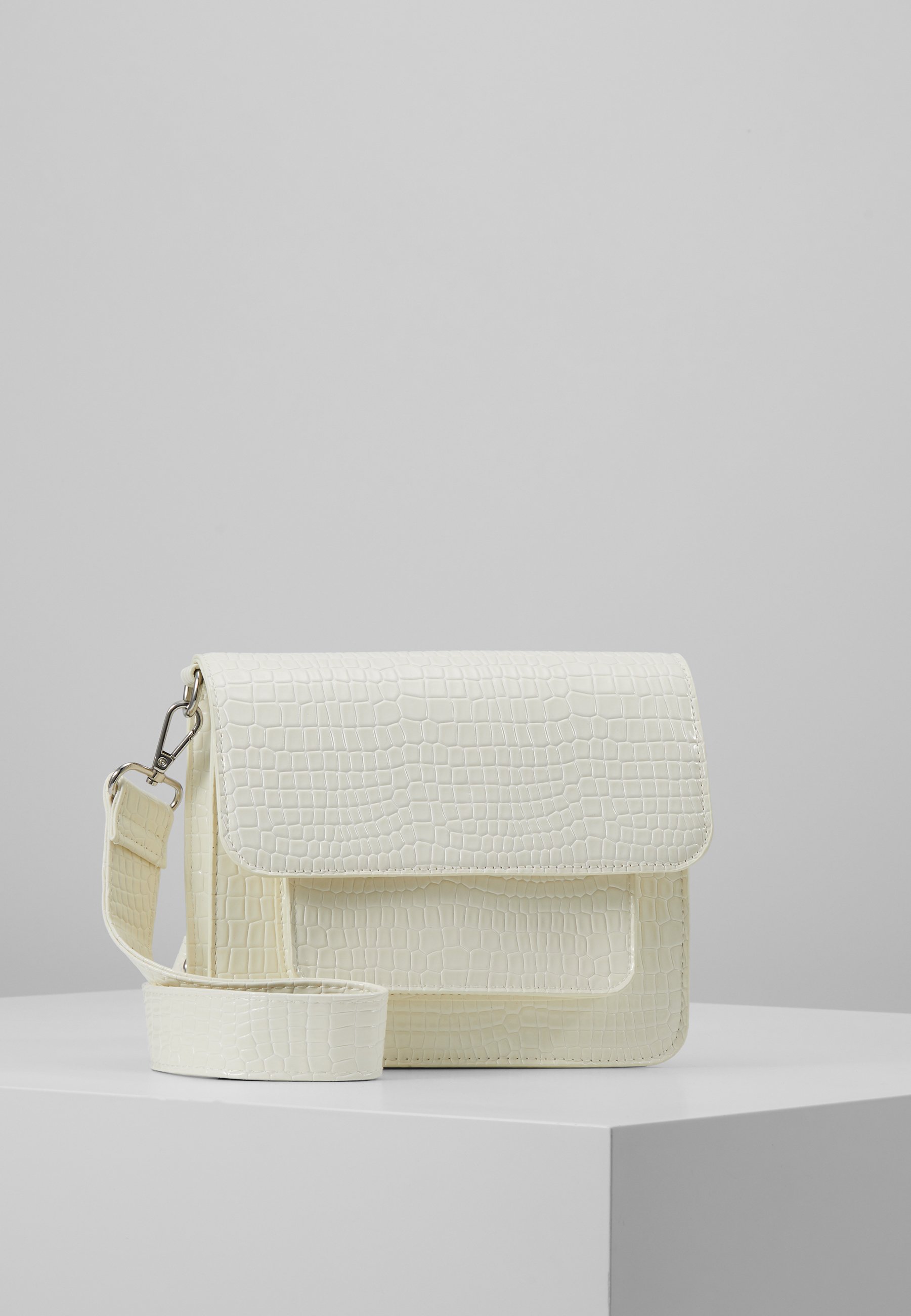 HVISK CAYMAN POCKET Skulderveske bright white Zalando.no HVISK CAYMAN SHINY STRAP BAG - Skulderveske - white